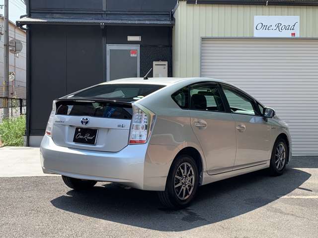 トヨタ プリウス1.8 L（メタリックシルバー）